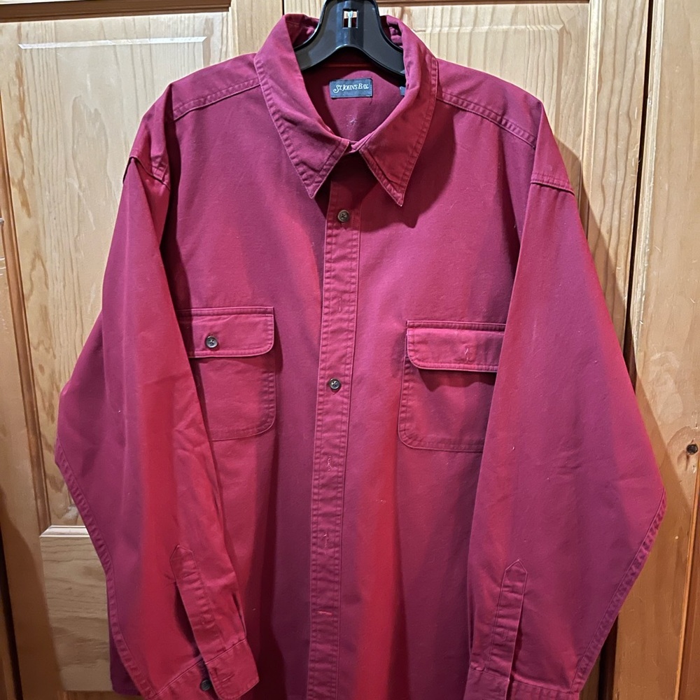 Men’s Burgandy color heavy shirt.